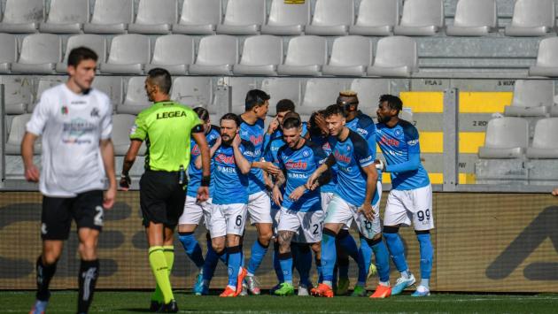Sequestrate magliette abusive che celebrano il terzo scudetto del Napoli (non ancora conquistato)