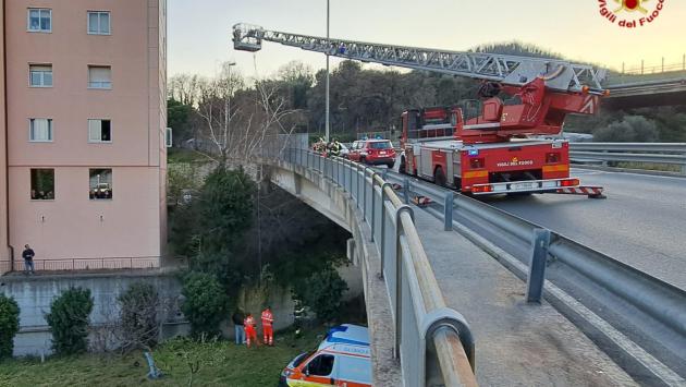 Savona, ladro si getta dal viadotto per sfuggire alla polizia 