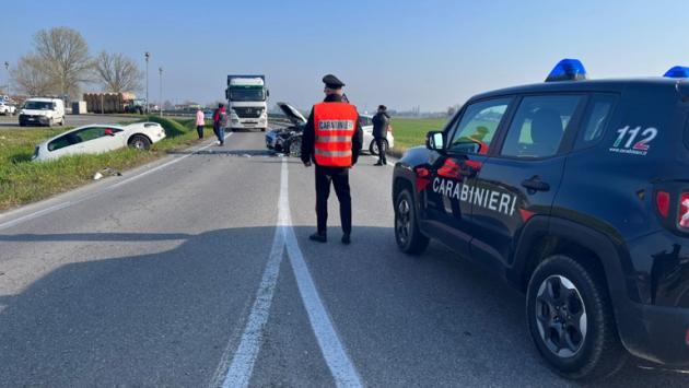 Schianto tra auto alla rotatoria, tre feriti. Rallentamenti  sulla provinciale per San Secondo