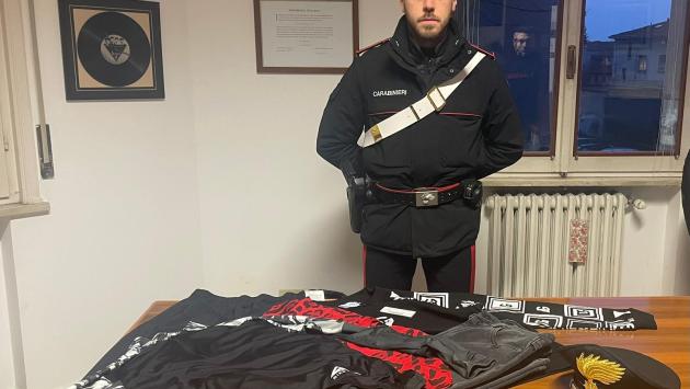 Ruba 1200 euro di vestiti  all'outlet e li indossa sotto i suoi,  ma viene fermato e arrestato
