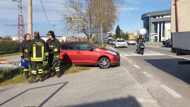 Lemignano, scontro tra due auto: grave una 50enne