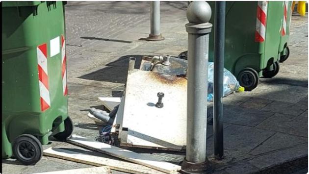 Oltretorrente, rifiuti abbandonati in piazzale Bertozzi