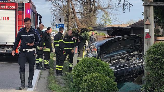 Gravissimo incidente sulla via Cremonese: auto contro un palo, un ferito incastrato