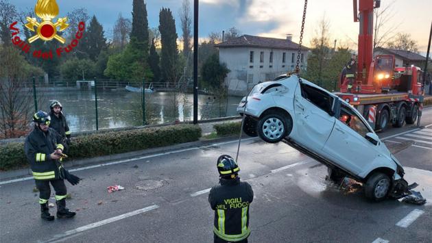 Durante un litigio, una coppia in auto finisce nel lago a Pordenone, morto un giovane. Due feriti