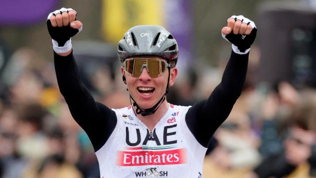 Giro della Fiandre, Pogacar vince in solitaria. Secondo van der Poel