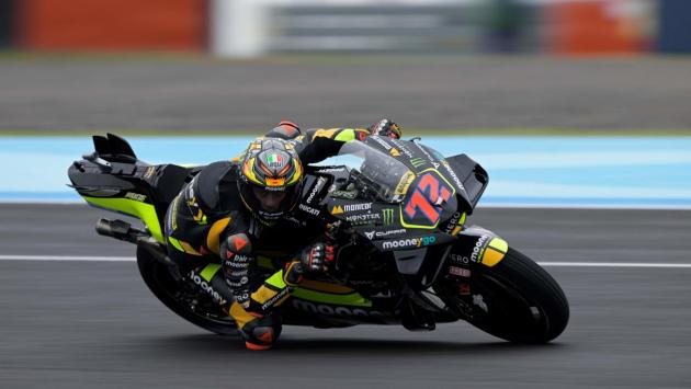 MotoGp, prima vittoria per Bezzecchi, nuovo leader del Mondiale. Bagnaia cade quando era secondo