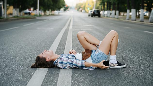 "Sdraiati di notte sulla Casilina", la folle sfida per una foto