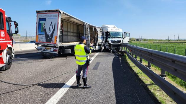 Un altro incidente, oggi, a Fiorenzuola in A1: tir contro il guard-rail, grave il conducente