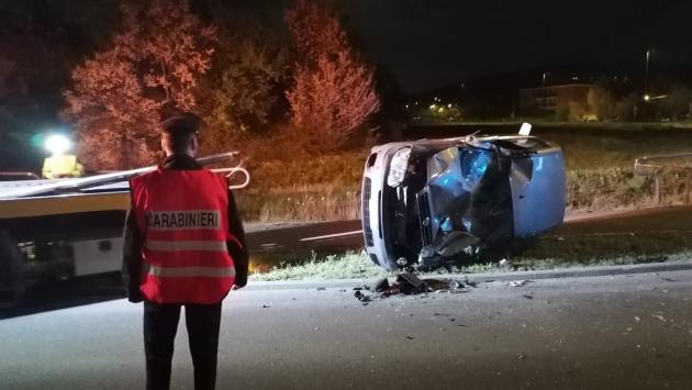 Fiat Punto esce di strada, si ribalta e finisce in un'area pedonale: auto distrutta a Scandiano, salvi i quattro giovani a bordo 