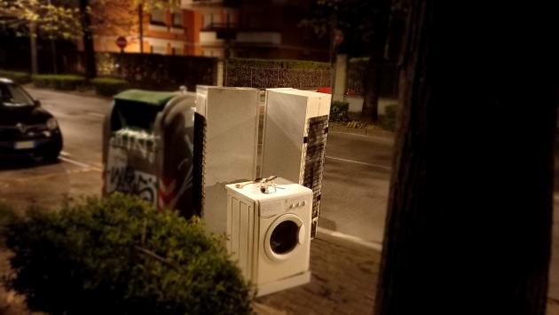 Un negozio di elettrodomestici? No, i rifuti lasciati in viale Milazzo