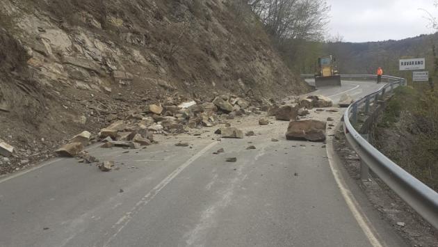 Ravarano, massi caduti in strada: miracolosamente non passava nessuna auto