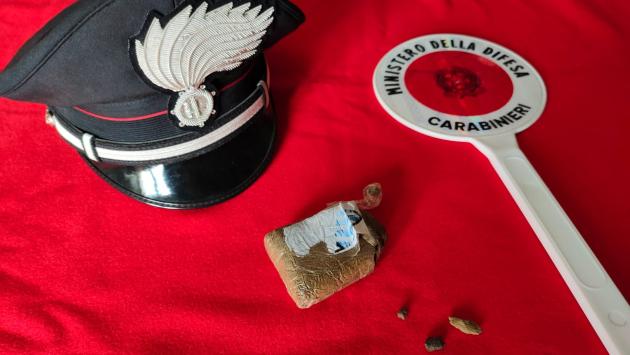 Carabinieri controlli antidroga: un arresto e oltre 1 etto di hashish sequestrato