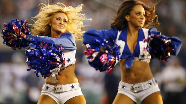 Due cheerleaders entrano nell'auto sbagliata e il proprietario spara: una grave 