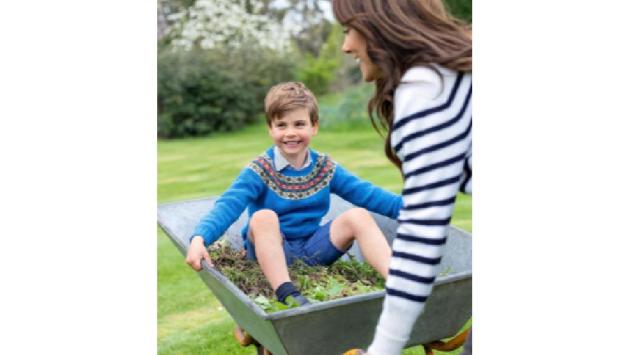 Il principe Louis compie 5 anni, nel ritratto posa in carriola