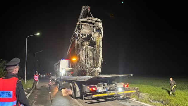 Gainago,  vola in un fosso e l'auto prende fuoco:  il conducente ha 26 anni ed  è gravissimo in Rianimazione