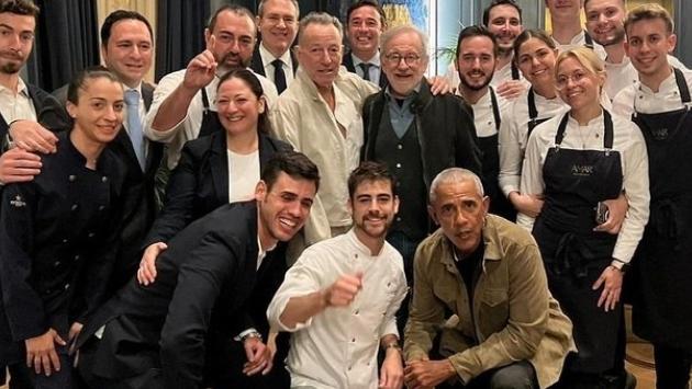 Eravamo tre amici al ristorante: Sprengsteen, Obama e Spielberg a Barcellona. Ostriche e caviale e poi foto coi dipendenti