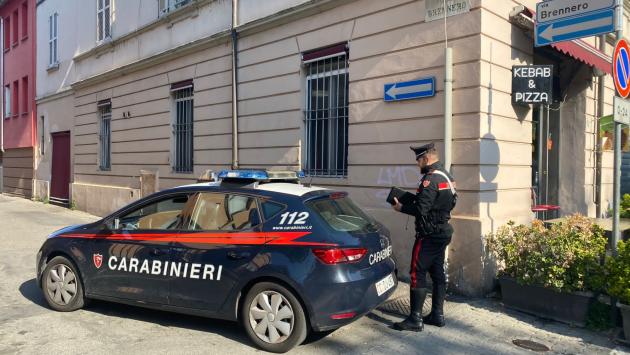 Ruba una bicicletta, poi inveisce contro i carabinieri brandendo una bottiglia: due pattuglie per bloccarlo. Arrestato