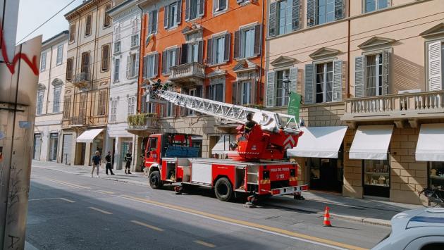 Cadono calcinacci da un balcone in Strada Repubblica: intervengono i vigili del fuoco e la polizia municipale