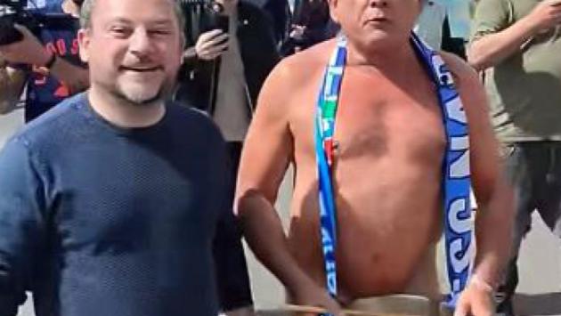 Napoli, l'attore Paolantoni gira nudo sul lungomare: l'aveva promesso in caso di vittoria della squadra partenopea