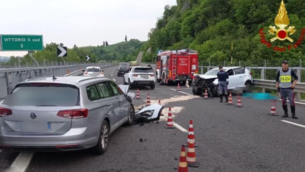Vittorio Veneto: entra contromano sull'A27, si schianta contro le auto e muore