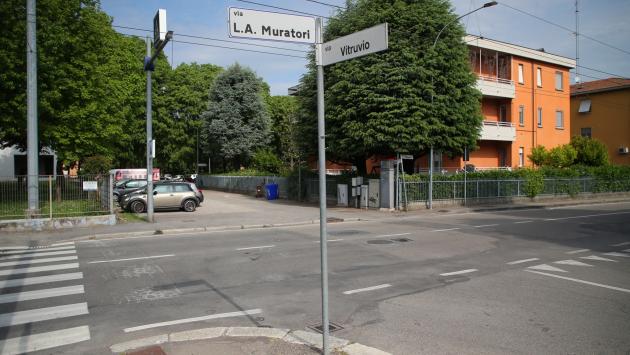 Scontro tra scooter ieri sera in via Muratori: due minorenni all'ospedale, uno è molto grave in Rianimazione