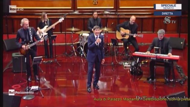 Per il 75 anni del Senato Morandi canta l'inno di Mameli in Aula. Il chitarrista ha insegnato a Parma