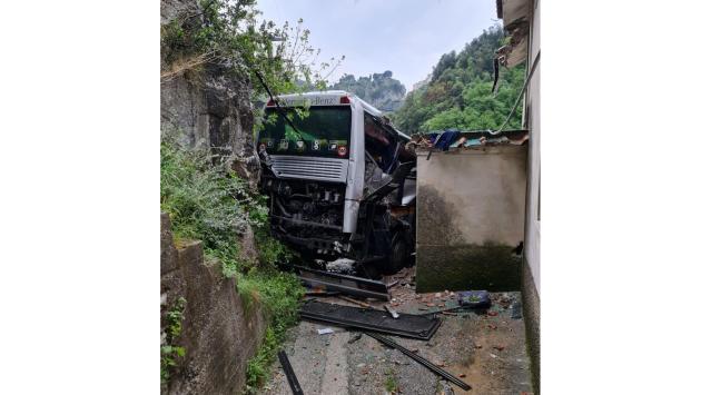 Precipita un bus a Ravello,  volo di 20 metri: forse a bordo solo l'autista 
