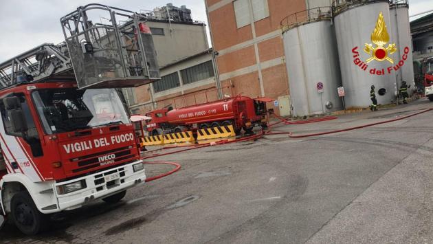 Incendio distilleria: pompieri al lavoro tutta la notte