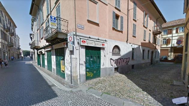  Tentato stupro: 24enne aggredita in centro a Pavia mentre torna a casa. I passanti la salvano 