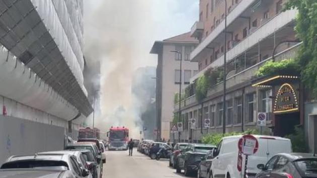 Salta in aria un furgone in strada: esplosione e incendio in centro a Milano