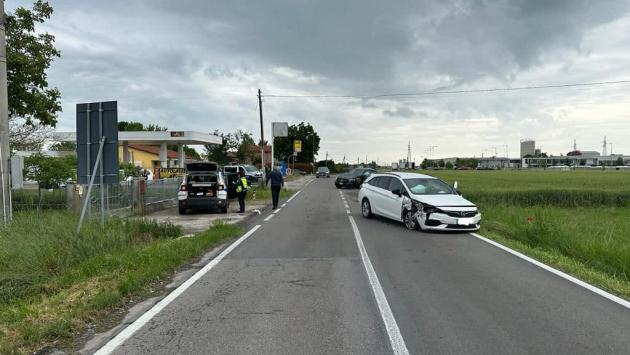 Schianto tra tre auto a Diolo: due feriti 