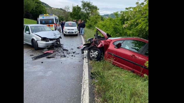 Frontale a Castione Baratti, una terza auto coinvolta. Due feriti