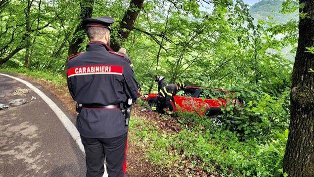 Per 5 ore sull'auto in bilico dopo essere uscito di strada