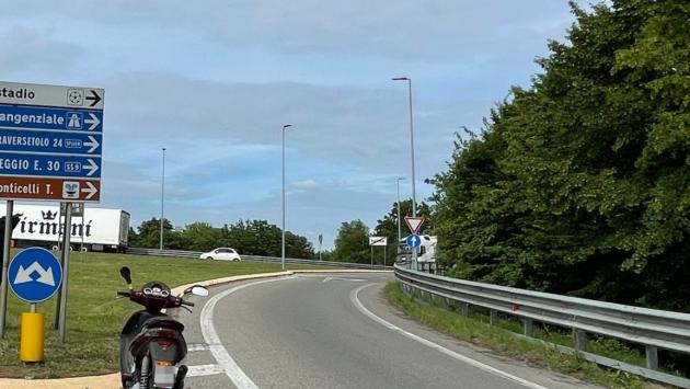 Scontro il via Europa, un uomo che guidava uno scooter finisce all'ospedale