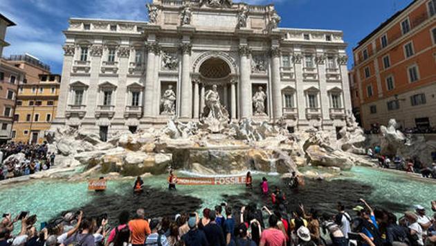 Blitz degli ambientalisti, liquido nero in fontana di Trevi
