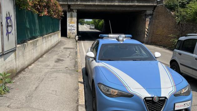 Giallo in via Mazzacurati: riverso in strada con ferite gravissime. Ricoverato al Maggiore