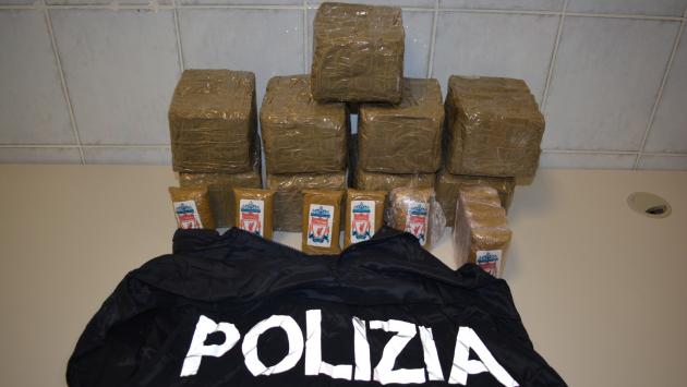 Aveva oltre 10 chili  di hashish nel baule dell'auto: arrestato un 35enne rumeno