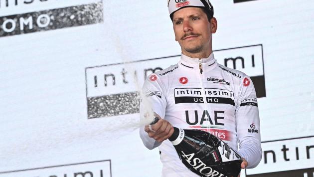 Giro d'Italia: Almeida vince la sedicesima tappa. Thomas torna in Rosa