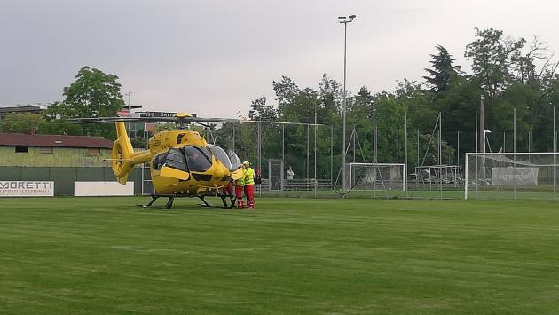 Scontro di gioco a Collecchio, grave un15enne, sul campo atterra l'elisoccorso