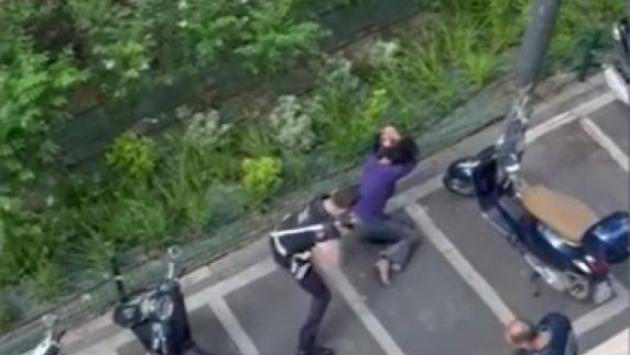 Botte con i manganelli e spray al peperoncino per ammanettarla a Milano: "vigili chiamati dai genitori della scuola", "aveva aggredito gli agenti"