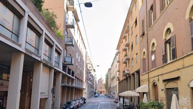 Omicidio in centro a Bologna, uomo ucciso a coltellate