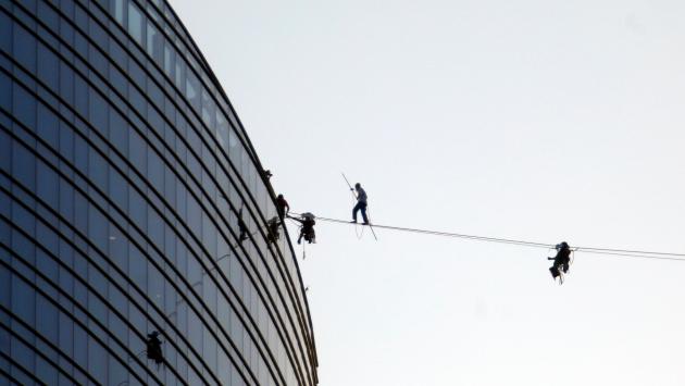 Milano: mezza città si ferma per ammirare il funambolo  che cammina a 140 metri d'altezza