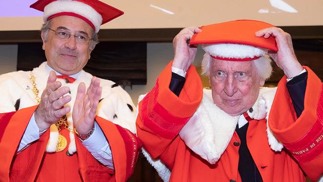 Bernardo Valli con il rettore Paolo Andrei. Al giornalista parmigiano è stata conferita la laurea  in Giornalismo, cultura editoriale, comunicazione ambientale e multimediale