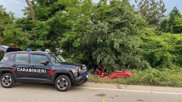 Auto esce di strada e finisce nella vegetazione: feriti tre giovani a Castellarano, uno è grave 