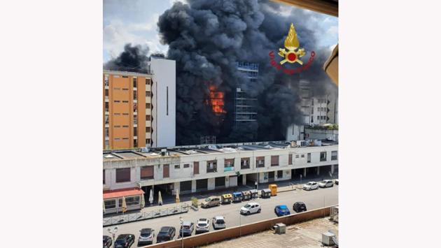 Incendio in una palazzina a Roma, almeno 7 feriti