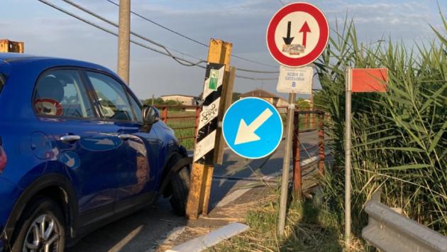 Automobile s'incastra sul ponte sullo Stirone a Carzeto