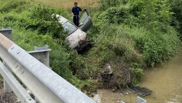 Paura a Fidenza: auto vola nel canale, recuperato l'autista ferito 
