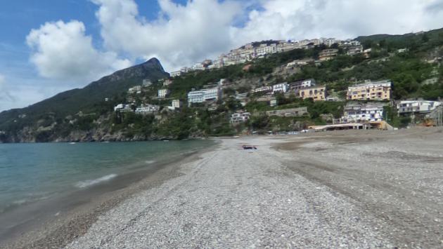 13enne ladro di telefonini linciato in spiaggia a Salerno