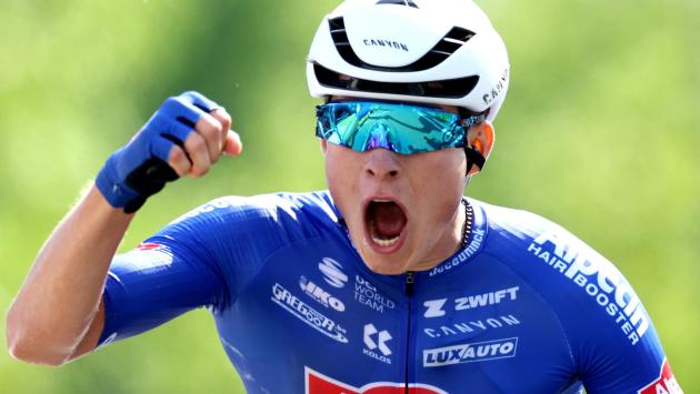 Tour, Philipsen vince in volata la quarta tappa. Yates resta in maglia gialla