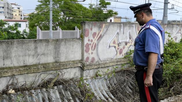 Il mistero dello scheletro di una donna in un parco a Roma: trovati anche giubbotto e bracciali